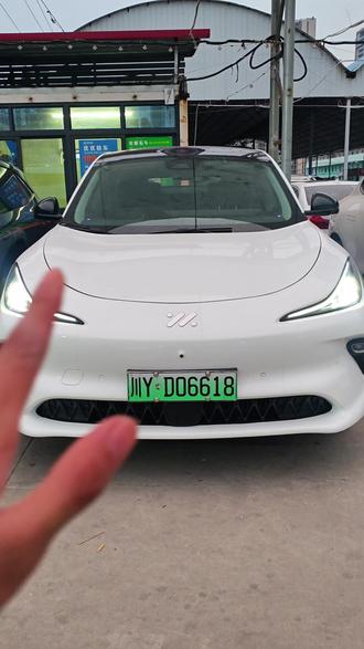 25款智己LS6灵蜥智驾版,激光雷达+灵蜥数字底盘,L2级智驾系统支持自动泊车、全速域巡航。CLTC续航625km,400V高压快充30分钟补能80%,75kWh液冷电池,26.3英寸4K屏+高通8295芯片,真皮座椅带零重力模式。无框车门+隐藏式门把手。特价12.88#二手车