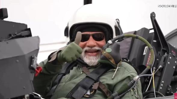 莫迪为了光辉战机 真是够拼的 #热点 #光辉战机