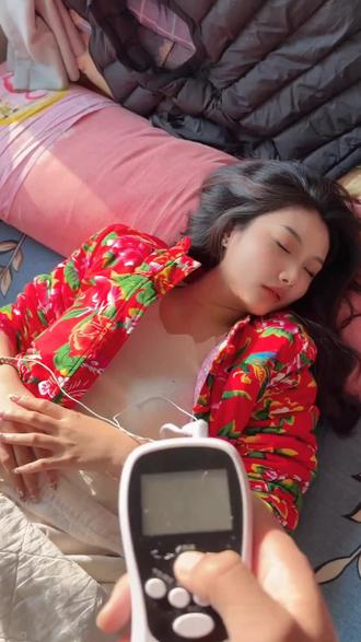 EMS电子理疗仪使用方法 #理疗仪 #理疗仪挑战 #理疗仪化妆 #理疗仪吃东西挑战 #好物推荐🔥