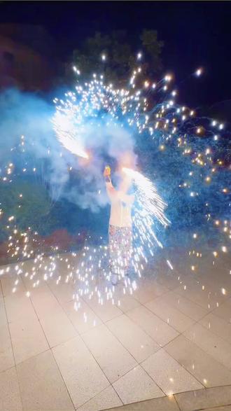 她说给我放一个特别的烟花🧨#烟花秀 #夫妻日常