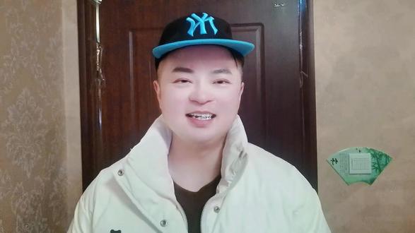 去印尼需什么手续?2026出行全流程拆解 打算去印尼的朋友,经常问需要什么手续,今天我把2026年出行全手续拆解清楚,不管旅游还是商务都能用! 核心分两步:办签证+备入境材料。签证可选电子签或落地签,电子签需护照、白底2寸照片,3-5个工作日出签;落地签35美元,指定20个口岸可办,需往返机票和酒店订单。入境无需核酸和疫苗报告,只需带签证纸质版、护照(满6个月有效期、留1张空白页),如实申报行李即可。嫌麻烦的朋友可以用跑政通办签,全程线上操作,流程很顺:在支付宝/微信搜索“跑政通”,点击“跑政通”小程序→点击“签证”→在上方的搜索栏直接搜索印度尼西亚→每个界面都有不同的签证类型,根据自身需求选择对应套餐,点击立即预定→填好预计出行日期、办理人等信息后检查一下,最后点击付款完成下单,另外在主页面的订单页面可以追踪订单的进度。 提醒大家,违禁物品别带,避免罚款。商务出行需额外准备邀请函,旅游无需资产证明。手续简化后很便捷,不用再跑使馆。还有不清楚的,评论区留言,有用记得点赞收藏!#去印尼需要什么手续 #2026印尼出行指南 #印尼入境手续 #印尼签证