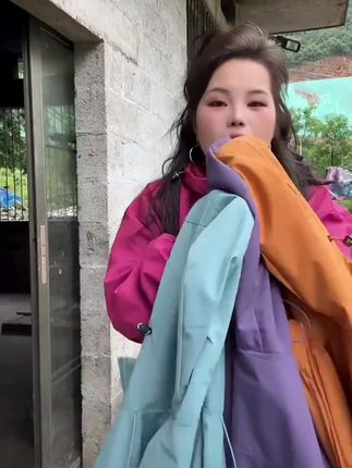 新林真的是太绝了,穿什么都好看,这个冲锋衣,无论什么颜色都好看,真的很在线啊#小个子显高穿搭 #通勤冲锋衣 #户外冲锋衣 #新林同款#新林夫妻