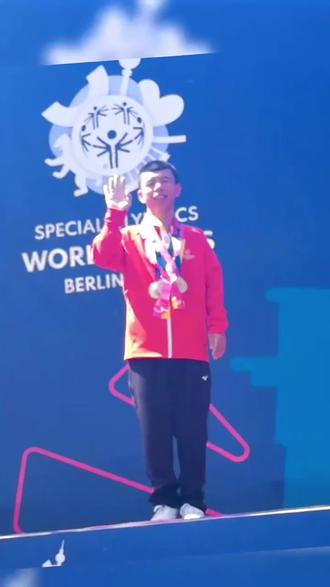 近日,从德国第十六届世界夏季特殊奥林匹克运动会上传来喜讯,安丰镇东庄村青年张春,在赛场上沉着自信、发挥出色,获男子一级自由操和全能2枚金牌,单杠和吊环2枚银牌。用金灿灿的奖牌为家乡争了光,为中国争了光。
世界特殊奥林匹克运动会,是专门为智障人士举办的全球综合性体育赛事,每四年举办一次。本届世界特奥会于6月17日至25日在德国柏林举行,来自190个成员组织的7千余名特奥运动员和融合伙伴一起参加26个项目的比赛。
张春,男,2002年2月生,家住安丰镇东庄村河滩组,为三级智力残疾,虽然身有残疾,但是他的父母和张春自己没有放弃,他的父母边在上海打工挣钱,边将张春送到上海浦东新区辅读学校特奥体操队进行学校和锻炼。从年初,学校特奥体操队接到中国残疾人联合会安排出征的比赛任务起,张春等六位运动员们就没有过一天的松懈,他们每天都在训练室内挥汗如雨,尽管身上的肤色分界明显,尽管手上的老茧磨破了又长……功夫不负有心人,他们在此次夏季特奥会上与世界各国特奥运动员们的同台竞技中,奋勇拼搏,不断超越自我,再一次在世界级的舞台上圆了梦,并以实际行动发扬了“勇敢尝试,争取胜利”的特奥精神。
初审 余涛 责编 赵鸿冰 终审 张蕾