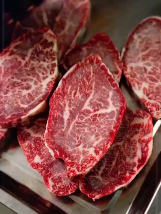 澳洲M9原切雪花牛排,谁能拒绝一块滋滋冒油的牛排呢,源自澳洲天然牧场,M9和牛牛排真的好吃!谷饲喂养,让它自带天然奶香,纯净空气与水源滋养,精选谷饲牛,脂肪均匀分布。高温煎烤,脂香瞬间弥漫,入口软嫩弹牙,肉香与奶香交织,在家就能享受美味!#超便宜超划算 #好吃不贵经济实惠#大人小孩都爱吃#牛排 @抖加🔥上热门🔥dou+🔥热点宝 @上热门🔥🔥🔥