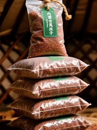 兄弟们,内蒙古菟丝子认准这波!地道草原味,手慢无! 看过来!咱这内蒙菟丝子,纯自然生长的好东西,必须囤! 就靠太阳慢慢晒透,不搞花哨加工,颜色是自然的黄褐,闻着就是草原的清干货香,一口下去全是本真滋味。 想喝的时候抓一小撮泡水里,滋味特地道;日常泡水也方便,随拿随泡,喝着舒坦。 这地道玩意儿可遇不可求,兄弟们别犹豫,该出手时就出手,错过真得拍大腿!赶紧囤!#菟丝子#菟丝子茶 #超便宜超划算#好东西一起分享#强烈推荐