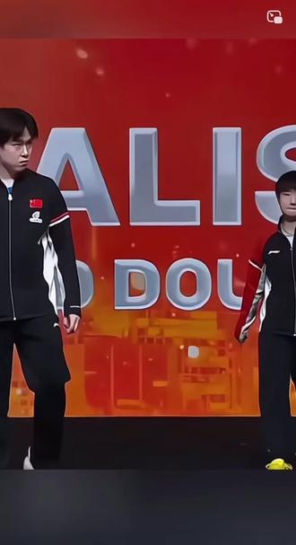 头哥担忧溢于言表,下台阶时,头哥目光紧锁莎莎脚下,细致入微。#孙颖莎#王楚钦 #香港总决赛