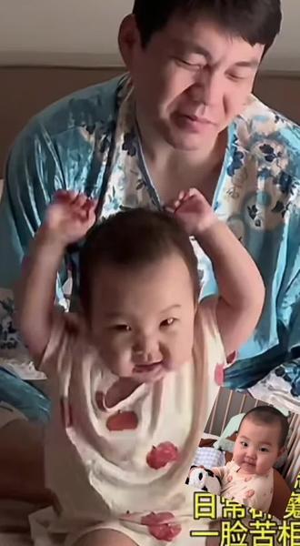 面剂子:逗你们跟手拿把掐似的 面剂子宝宝就这么跟小ee们互动了,隔着屏幕都感觉是在逗她玩。#邪恶面剂子 #邪家军 #穿尿不湿的不好惹