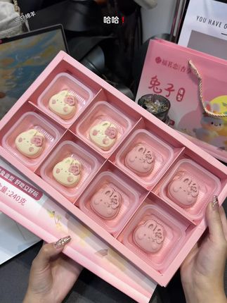 年年都吃五仁吃腻了,今年换一换口味!谁敢信这么可爱的小兔子月饼礼盒才这个价!好朋友收到真的贼开心!!#中秋月饼礼盒#月饼礼盒 #中秋节#甜品