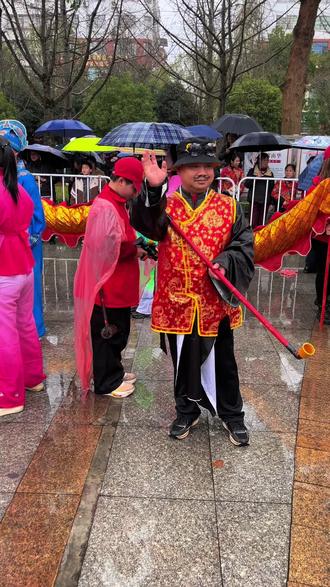 舞龙舞狮耍花灯,中华传统文化,常宁市政府广场冒雨举行#舞龙舞狮 #新春 #传统文化 #民俗文化 #龙狮起舞迎春接福闹元宵