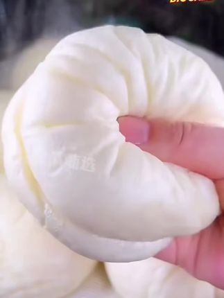 家人们,今天必须给你们安利金沙河面粉,这可是我们全家人的口粮啊!它不仅粉质细腻,而且筋性适中,做出来的面食那叫一个香。关键是价格实惠,经济实惠,咱们老百姓都能吃得起。#美食制作分享 #爱生活爱美食 #纯手工自制美食 #好物推荐达人 #花样面食