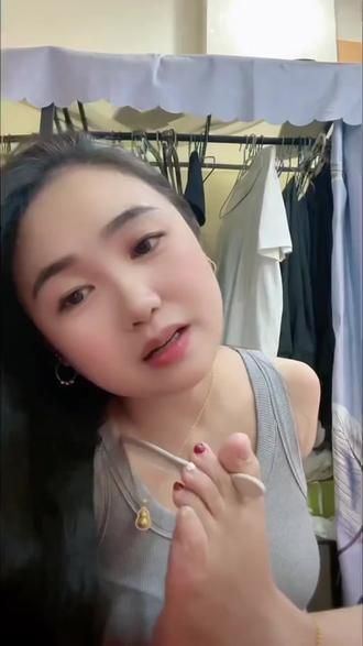 #折翼天使杨佩 ,9岁那年因意外事故,失去了翅膀,用脚养活自己家人,乐观面对现实,努力奋斗走出自己辉煌的人生,感动了很多网友,#励志正能量 #励志女孩杨佩@抖音小助手