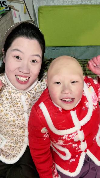 今天和小米用黑豆和圆木片做了马年创意挂件,过程简单治愈,黑豆为笔,木片为纸,立体又好看的马年有福。锻炼手部精细动作有捏,按,涂。带娃一起行动起来,亲手准备过年仪式感#亲子互动 #马年手工 #拼贴画 #手部精细动作训练 #慢娃