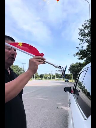 如果信仰有颜色那一定是中国红!#车载红旗#吸盘国旗#国庆#五星红旗迎风飘扬 #万能的抖音