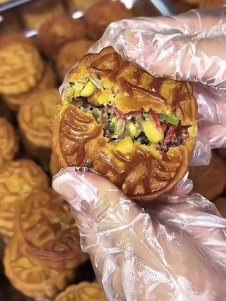 #月饼 老五仁大月饼传统老式手工中秋节日多口味黑芝麻甜点茶食散装#传统糕点 #五仁月饼 #纯手工零添加 @DOU+小助手