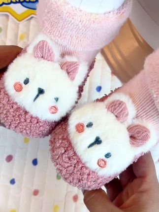 降温了,还好提前给宝宝准备好了软底#婴儿鞋 柔软舒适又好穿,颜值也很高,搭配衣服也很好看,特别适合0到1岁不会走路的宝宝穿#婴儿鞋子#学步鞋#宝宝鞋