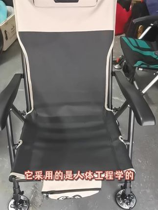它采用的是人体工程学的设计理念,坐在上面特别舒服,而且还是可 以调节高度,适合各种身材的人去用。不仅如此,这把椅子的靠背也是可以调角度,能满足你各种姿势的需求。还有个细节就是它的脚是可以伸缩的,即使再矮的朋友也能坐到合适的位置。#欧式钓椅舒适 #多功能便携轻便碳钢椅子 #钓鱼椅子钓椅台钓 #无极升降椅 工厂直销,生产厂家批发。