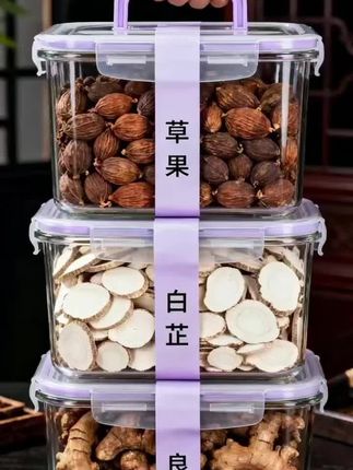 草果、白芷、良姜:卤味炖菜的香魂 这三味是中式卤煮、炖菜的“黄金配角”。 #草果 去异增香,炖牛羊肉时丢1颗,能压住腥膻;#白芷 自带清甜药香,卤鸡、卤猪蹄加一点,让肉香更有层次;#良姜 辛辣温和,煮排骨、焖红烧肉放几片,既能去腻,又能衬出肉的鲜醇。三者搭配,让家常硬菜香得醇厚不冲,越吃越有味道! #调味料 #炖肉 @DOU+小助手