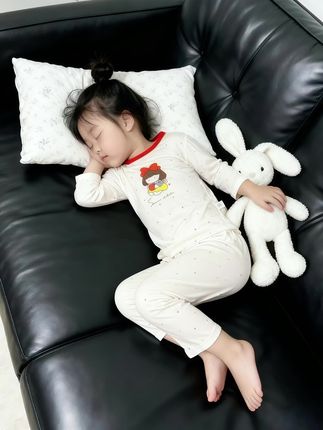 💤 小宝贝的安睡时刻,离不开这套软乎乎的童趣睡衣~ 奶呼呼的底色上,可爱女孩图案俏皮又吸睛,点点设计更添童真✨ 亲肤质感包裹住甜甜的梦,和毛绒兔一起,在皮质沙发上也能拥有云朵般的舒适睡眠体验~ 把这份童趣与柔软,送给每个爱做梦的小天使👼