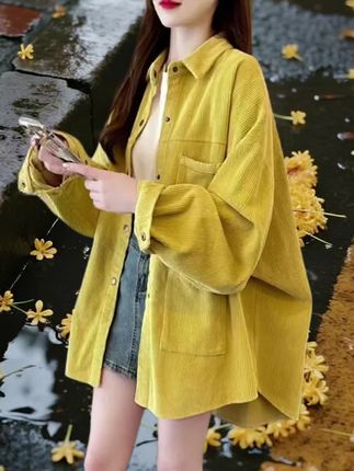 早秋第一件温柔外套,被这件锁死! 谁懂啊!早秋穿灯芯绒也能这么清爽~ 中长款长度超遮肉,大码姐妹放心冲!纯色+双口袋设计,简约又有细节,搭牛仔裤、连衣裙都好看。 薄薄一件不压身,早晚穿刚好抗风,日常出街、通勤都适配,软乎乎的质感贴身穿也舒服~ #早秋外套 #灯芯绒穿搭 #大码女装 #休闲衬衫外套#减龄显瘦穿搭