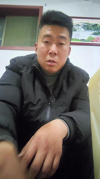 昨天一个粉丝私信我说,油财怎么区分真假花生油,我在这里给大家说,第一看颜色,真花生油的颜色是黄色或者是金黄色,假花生油颜色较浅,第二闻气味,真花生油气味好闻,有浓郁的花生味,假花生油气味刺鼻,很难闻。大家有谁还知道,怎么区分真假花生油,打到评论区?