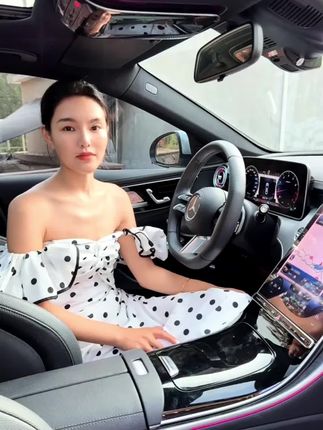 我们奔驰C级GLC后排出风口的位置 很容易被乘客或者小孩子踢坏踢脏 所以一定要安排上这款皮革保护罩 既可以保护出风口又提升颜值#奔驰 #汽车用品 #出风口防踢 #专车专用 #防踢垫
