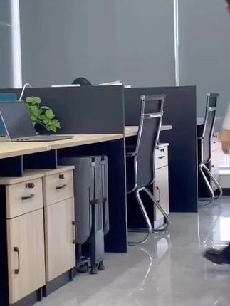 办公室好物分享!这款折叠桌简直是空间神器,轻松一拉,工作娱乐两不误~✨💼 #办公好物 #空间优化大师