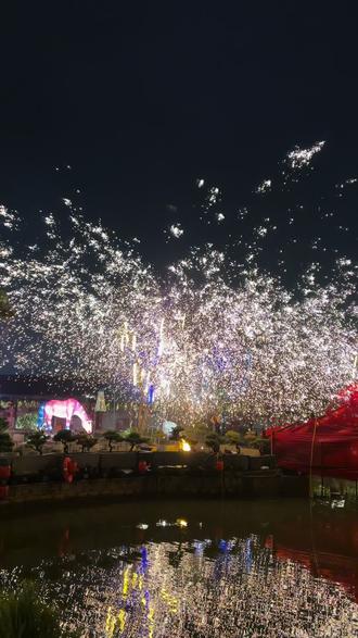 #非遗打铁花表演 #铁花满天飞 今晚的打铁花送给大家,2026祝大家事事顺意