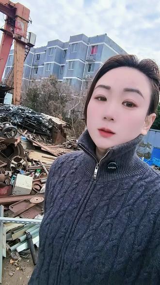 不是豪车买不起,还是拖拉机🚜更有性价比🌻💫#开始搬砖模式了 #施工现场实拍 #建筑施工现场 #工程机械设备 #冬至过了就是年 感谢强大的抖音推流,谢谢家人们的支持