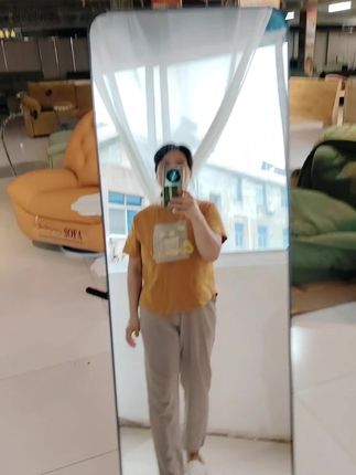 就这个全身镜之前八十九块九的时候没舍得买,在厂家冲销量这么大,全身镜居然就花了二十几块钱。刚开始我还以为是什么小镜子,没想到收到手这么大,它是一米五乘四十公分的全身镜。关键你看它这个质量做的可好了,完全摔不碎,家里有小朋友或者是小猫小狗的,这个镜子简直太实用了。 而且你看它这个照人也非常的清楚,完全都不带变形的。侧边全部是做这种包边包条的铝合金材质,特别的有质感。然后它后面还做了一个小支架,就是你想放哪就放哪了,不用了把它收起来也不占地方。 关键二十多就能买到这么大全身镜,真是太划算了。趁价格便宜,赶紧去入手。#落地穿衣镜 #穿衣镜推荐#穿衣镜厂家 #穿衣镜