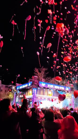 今年的连云港市中心苏宁广场直接封神!北门趣味打卡点拍马屁、入口喜庆红色美陈超出片,场内泡泡轻盈飘荡、雪花浪漫飘落,舞台舞美更是炫到不行。万人齐聚的跨年倒计时才是灵魂,现场人潮涌动,热闹到尖叫!快来苏宁广场,和全城一起嗨翻跨年夜!#连云港跨年就到市中心 #跨年就来连云港苏宁广场