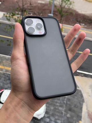 果子要想看着档次高,还得整价格高一点的壳。这种软边硬背摸着质感很好。比几块钱的好太多