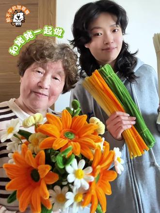 和姥姥一起搓扭扭棒向日葵小碎花手捧花1 毕业季,搓一束明媚的扭扭棒向日葵手捧花。#创作灵感 #手工 #扭扭棒 #万物皆可扭一扭 #抖音宝藏生活家 @创作灵感小助手 @DOU+小助手 @抖音小助手 @抖音作者助手