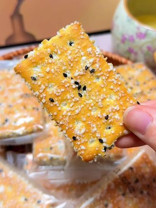 你小时候爱吃的那个黑芝麻层层酥,现在还记得它的味道吗?#口感超好 #童年美食 #小零食 #追剧必备零食 #小时候味道