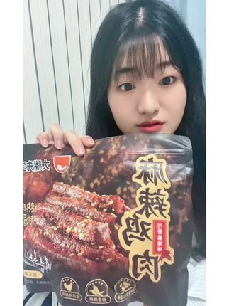 秘制麻辣裹满紧实鸡肉,嚼着带劲还飙汁,谁吃谁沦陷!#追剧小零食 #麻辣鸡肉 #大嘴先生 #太好吃了