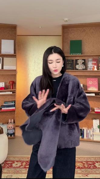 【早八人必看!】26℃早鸟拉贡外套🔥1件穿3季!通勤约会秒切换,限时抢限定色!#谁穿谁好看系列 #穿出高级感 #保暖又好看 #皮草 #面料柔软舒适