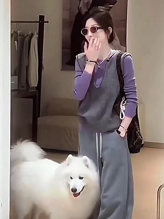 灰色马甲叠穿紫色内搭,搭配宽松运动裤,简约舒适又不失时尚感。狗狗的加入更添活力~#简约穿搭 #时尚气质穿搭