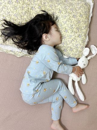 爱让镜头长满了柔光 妈妈看孩子总是带着几分滤镜的我想应该是那句 “人和人之间的滤镜不过是一双偏爱的眼睛” 妈妈更是如此 因为是你 所以什么都好