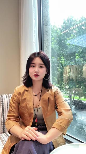 很多姐妹进店时都分不太清这些名词,今天一次性说清楚~
✨ 真丝(Silk)
是真丝纤维织成的面料统称。包括桑蚕丝、柞蚕丝、蓖麻丝等。
特点:天然蛋白纤维,透气、亲肤、有光泽,夏天穿很清爽。
✨ 桑蚕丝(Mulberry Silk)
是真丝里最高等级的那一类,由家蚕(吃桑叶)吐丝而成。
特点:纤维细腻顺滑,柔软有垂坠感,光泽温润,是常见的新中式高端面料。
✨ 香云纱(工艺 Fabric)
它不是一种原料,而是在桑蚕丝面料基础上,用植物汁液(薯莨汁)染色,再经河涂泥晒反复处理的特殊工艺。
特点:布面呈现独特“云朵肌理”,颜色内敛、耐看,气质复古,穿久了更有味道。
所以简单总结:
桑蚕丝 ⊂ 真丝(是最好的真丝之一)
香云纱 = 桑蚕丝面料 + 特殊工艺
在花园道的二十四番花,你能一次性试到这三种质感:
清爽的真丝、细腻的桑蚕丝、还有沉稳大气的香云纱,
满足你从日常到重要场合的所有穿搭需求✨
📍 武汉·花园道 二十四番花
#武汉探店 #新中式面料科普 #真丝 #桑蚕丝 #香云纱