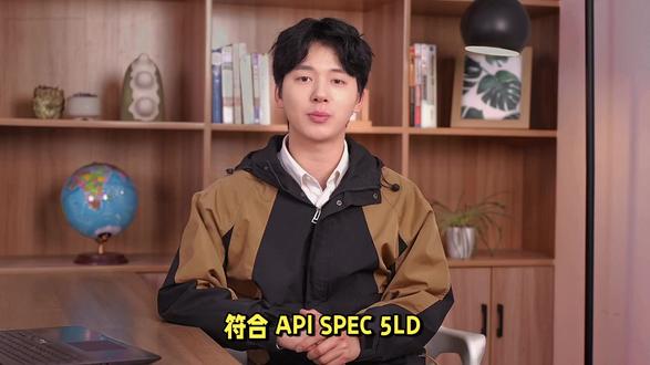 符合 API SPEC 5LD-2015 的复合换热 符合 API SPEC 5LD-2015 的复合换热管,为什么能帮你省下 15% 成本?
在石化、炼化加氢、煤化工等行业的换热系统中,腐蚀导致的设备停机、管材更换一直是吞噬利润的 “隐形黑洞”。而符合 API SPEC 5LD-2015 标准的内覆或衬里耐腐蚀合金复合换热管,正通过精准的标准合规设计,为企业破解腐蚀难题的同时,实现显著成本优化。
API SPEC 5LD-2015 作为全球认可的耐腐蚀复合钢管标准,其核心条款对 “CRA 层结合强度” 的明确要求的是关键 —— 标准规定复合管的最小粘结剪切强度需达到 137.8MPa,确保耐腐蚀合金层与基层钢管形成稳固冶金结合,杜绝介质渗透导致的层间腐蚀。这一条款看似是技术门槛,实则直接决定了换热管的使用寿命与维护成本。
某煤化工企业曾面临棘手困境:传统单一材质换热管因无法耐受高温高压下的酸性介质腐蚀,平均每 6 个月就需停机更换,单次更换成本超 80 万元,全年因停机损失的产能更是高达数百万元。改用符合 API SPEC 5LD-2015 标准的复合换热管后,情况彻底改观。该标准要求的高结合强度让耐腐蚀合金层牢牢附着于基层钢管,即便在 150℃、3.5MPa 的严苛工况下,仍能有效阻隔腐蚀介质侵蚀。使用至今两年,换热管未出现任何腐蚀渗漏问题,仅更换频次减少一项就为企业节省成本超 160 万元,加上产能稳定带来的间接收益,综合成本降低达 18%。
对比国标 GB/T 151-2014、行标 NB/T 47019-2021 与 API SPEC 5LD-2015,三者在核心指标上的差异直接影响使用效益。国标侧重基础安全达标,对腐蚀环境下的结合稳定性要求较为宽泛;行标针对国内工况优化了部分参数,但在极端介质耐受性上仍有局限;而 API SPEC 5LD-2015 不仅明确了更高的粘结强度标准,还对 CRA 层厚度公差(±0.1mm)、腐蚀测试方法(符合 ASTM G48 标准)等细节做出严格规定,确保在复杂工况下的长期可靠性。