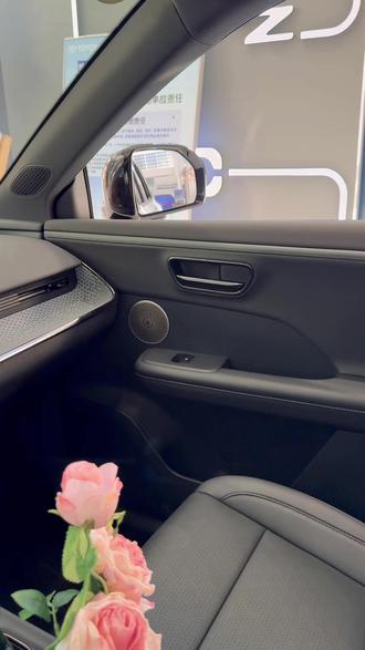 下车之后不想再回到车上去关窗,没关系,今天一招教会你。
直接来到我们的大屏,点击车身,点击车身附件,往下滑可以看到这里有个锁车自动关窗,把它打开之后就可以。
当我们下车之后把车锁上窗户就会自动关闭了。是不是很简单,大家都学会了吗?#用车小知识 #丰田鸿蒙旗舰D级铂智7 #铂智3X厂家三担责电车 #铂智3X