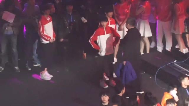 我猜有人没看过的跨年TFBOYS。2015年第一次湖南卫视跨年演唱会时,台下全程一直粘在一起的三小只,三个小脑袋凑一起一直说着小话#TFBOYS #王俊凯 #王源 #易烊千玺