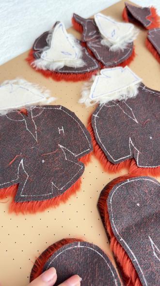 警告!千万别轻易尝试手工,真的会沉迷!🦊 ✨沉浸式手作|解锁可动关节火尾狐狸🦊
制作步骤分享
希望能给同样喜欢手作的你带来一些灵感~
⬆️接上一篇
🦊准备工作
* 先把布片按身体、耳朵等部位分好类
* 这样缝合时不容易出错
🧵穿针引线
* 选择和布料颜色搭配的线
* 我用的是牛毛黄色的线
✂️处理尖角小技巧
• V字形或菱形的尖角要单独缝合
💡长毛玩偶缝合
• 缝合前用布夹把毛都理到布料里面
•这样就不会不小心把毛缝进去啦
🪡对齐缝合
* 用布夹轻轻夹好布片
* 对齐尖角和辅助点,然后一圈圈地缝合
🧶倒针法缝合,这样缝出来的线会非常牢固
✂️修剪
* 缝好后先别急着翻过来
* 修剪尖角,打小剪口 这样翻过来后弧度才会更平滑
* 🔄翻布整理
* 用翻布笔和锥子辅助翻布
* 再用梳子把里面的毛梳理整齐
* 看着这只火尾狐狸从布片“活”过来的感觉~
#手工玩偶制作
#沉浸式手工
#治愈系手作
#我的手工日常
#手作