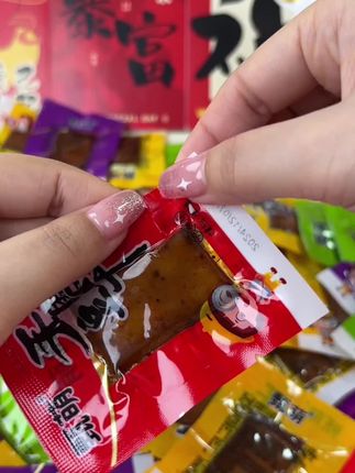 你们赶紧去抢这个嫩豆干的大羊毛,六块九毛九到手50包它现在这个价格真的太划算了!它是用传统手艺做的,吃起来Q弹又软糯,特别有嚼劲,而且越吃越上头,真的是出乎意料的好吃。平时追剧的时候来上几包,或者下酒的时候当个下酒菜都很合适,喜欢吃豆干的朋友千万别错过了!#零食对我下手了 #解馋看剧小零食 #开袋即食