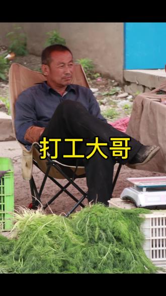 农村赶集给陌生人拍照第4集,记录最美人间烟火气。 ##摆摊卖菜人 #每天都在努力摆摊卖菜 #摆摊卖菜实拍
