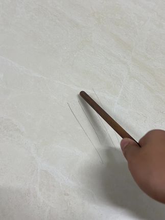 家里面的瓷砖一不小心被金属摩擦产生的黑印子应该怎么办?#金属#金属材料#金属制品#家居好物#好物分享