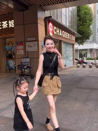 #无袖背心 #遮肉显瘦 #洋气减龄 #气质穿搭 #简约基础穿搭太耐看了