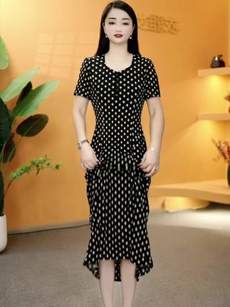 新款方领弹力缎气质显瘦连衣裙,太漂亮了 #精致优雅又洋气 #时尚气质连衣裙 #气质减龄穿搭 #高贵典雅 2036