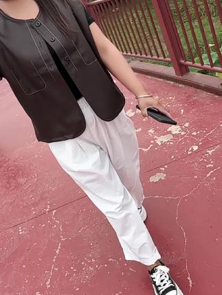 永远不要跟别人解释自己,不要在意别人的评价,不要活在别人眼里,做人不需要人人理解,也不需要去别人的嘴里打听我,我有很多面,你看到我的哪一面,你就配哪一面,做人问心无愧就好#穿搭#早秋穿搭