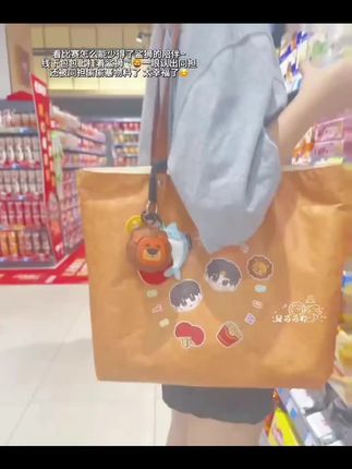 太可爱了!看比赛怎么能少得了鲨狮的陪伴~线下包包上挂着鲨狮🦈🦁一眼认出同担,还被同担偷偷塞物料了 太幸福了☺️#鲨狮皮革挂件 #莎头挂件 #莎头周边 #stp周边