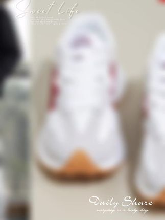 "千里之行,始于足下。这双鞋,轻盈如风,舒适如云。🌟 步履不停,探索不止!#爆款好物分享 #时尚必备"